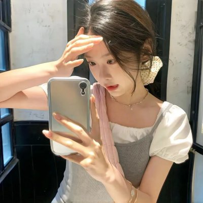 皎若云间月